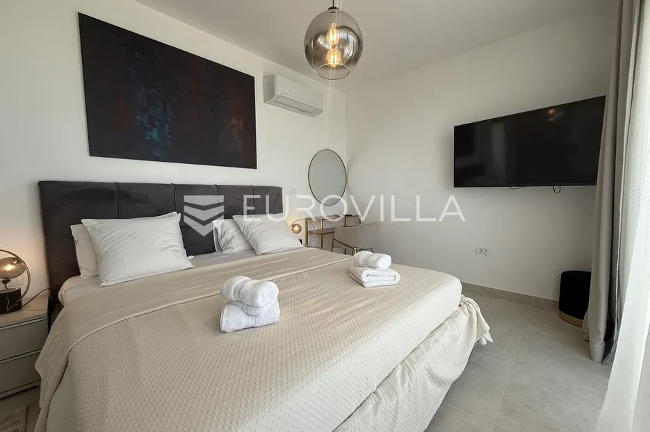 kaštel stari, moderna vila s bazenom i pogledom na more - slika 4