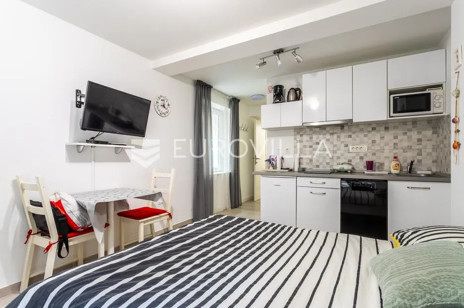 split, bol, dva namještena studio apartmana u centru grada - slika 20