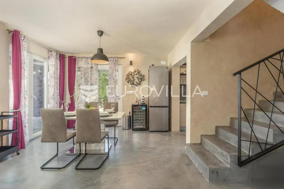 krk, dobrinj, moderna dvojna kuća s bazenom i saunom 107 m², okućnica 315 m² - slika 14