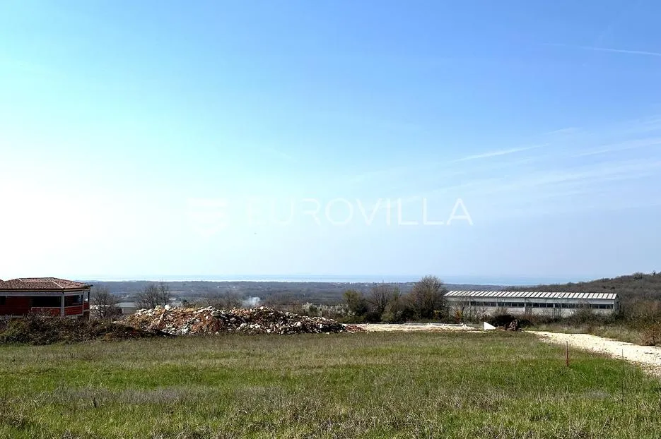 Istra, Višnjan, atraktivno građevinsko zemljište s pogledom na more i stari grad