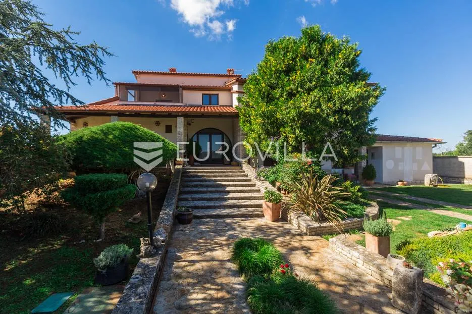 pula, veli vrh, vila s 4 odvojena apartmana, bazenom i velikom okućnicom - slika 10