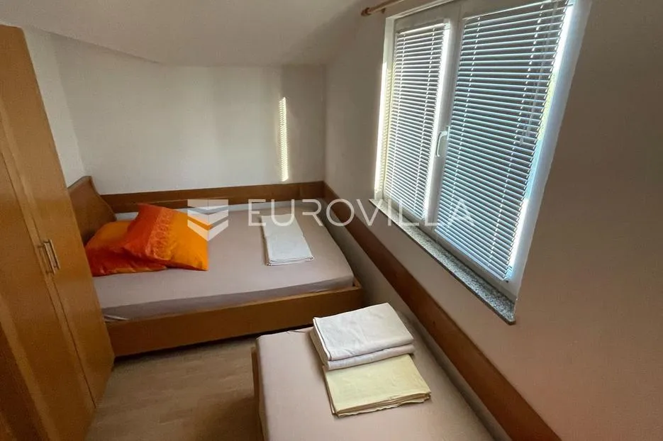 zadar, vrsi, lijepa kuća s apartmanima i vrtom - slika 20