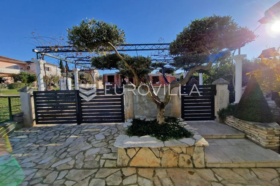 istra, pula - veli vrh, dvije samostojeće prizemnice sa bazenom nkp 50 m2 i 90 m2 - slika 47