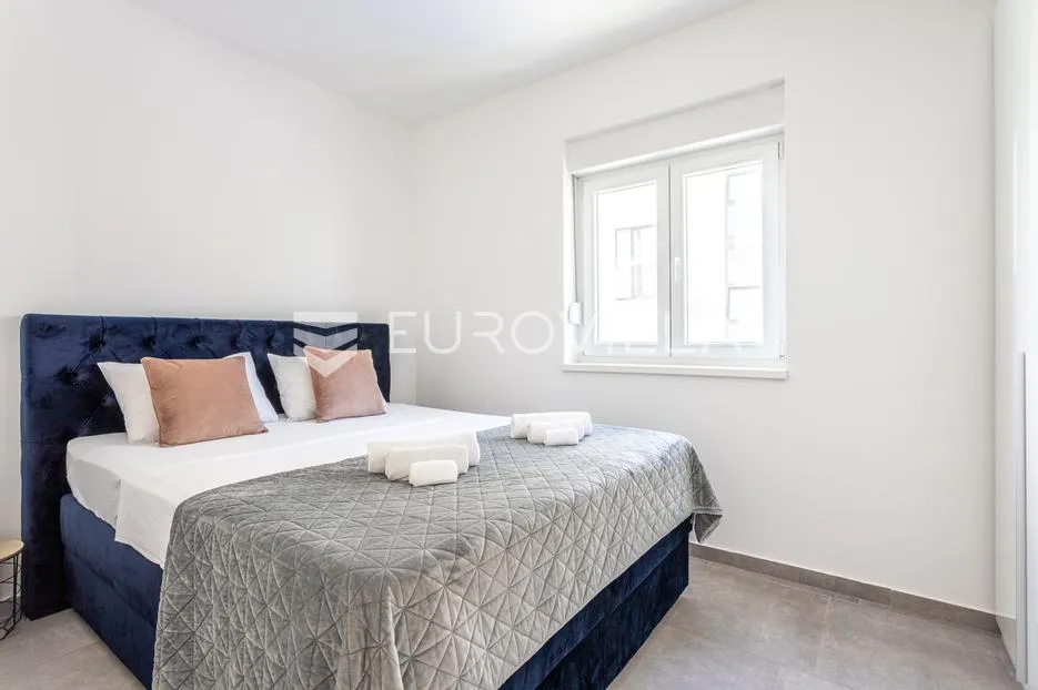 rogoznica, zečevo, kuća s 4 stana i podrumom, 366,81 m² - slika 12