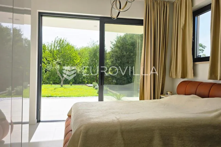 istra, labin, moderna samostojeća villa s dva stana i bazenom, 176.15 m² - slika 15