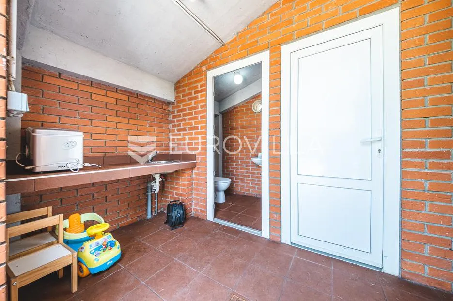 zagreb, remete, predivan četverosoban stan površine 176 m² - slika 36