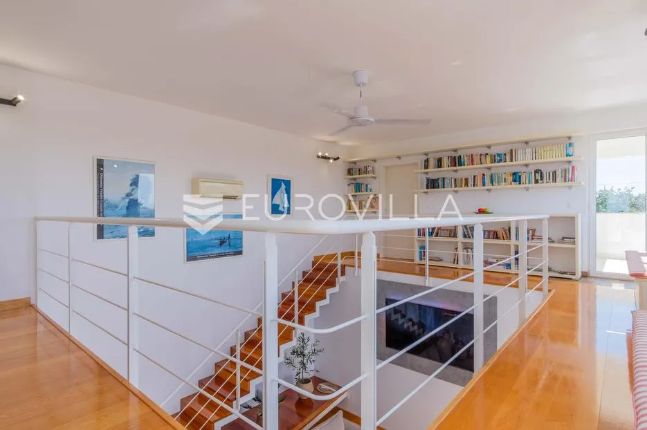 istra, poreč, unikatna dizajnerska vila s dodatnim apartmanom, wellnessom i grijanim bazenom - slika 23