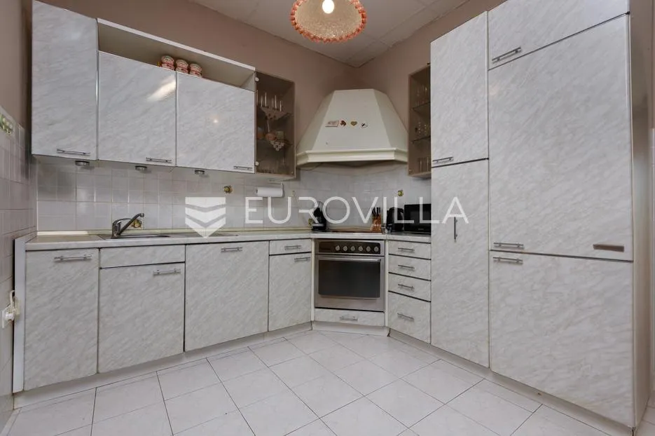 rijeka, zamet, dva uređena stana površine 95 m² s vrtom - slika 4