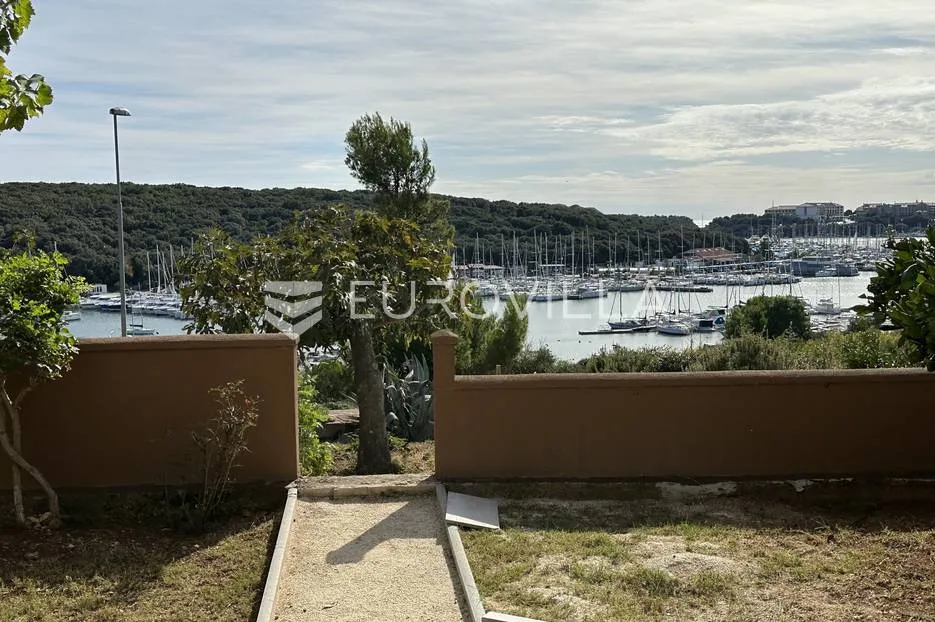 pula, nova veruda, stan s vrtom i pogled marina veruda - slika 1