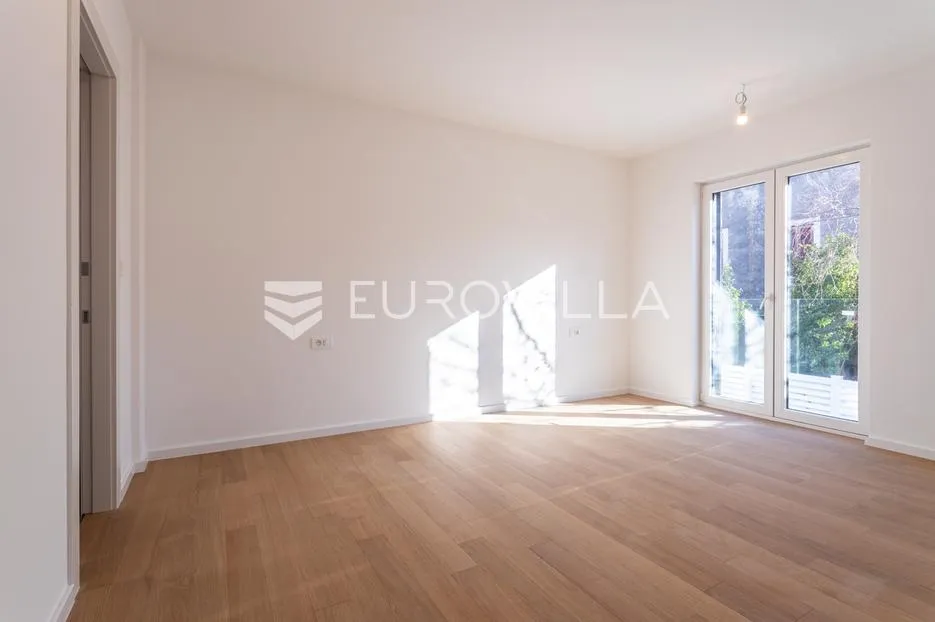 vodice, novogradnja, prostran stan u centru mjesta, 117,53 m² - slika 13