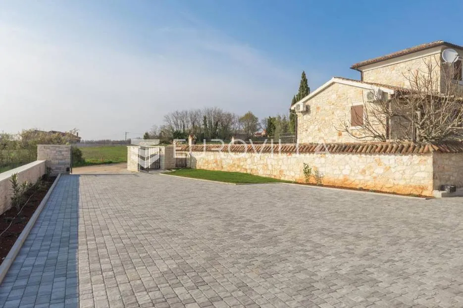 sveti lovreč, prekrasna vila s bazenom na uređenoj okućnici od 1874m2 - slika 21