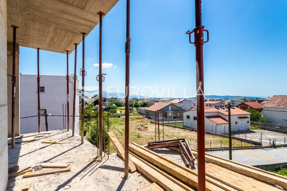 kaštel lukšić, trosoban penthouse s krovnom terasom i dva parkirna mjesta - slika 23