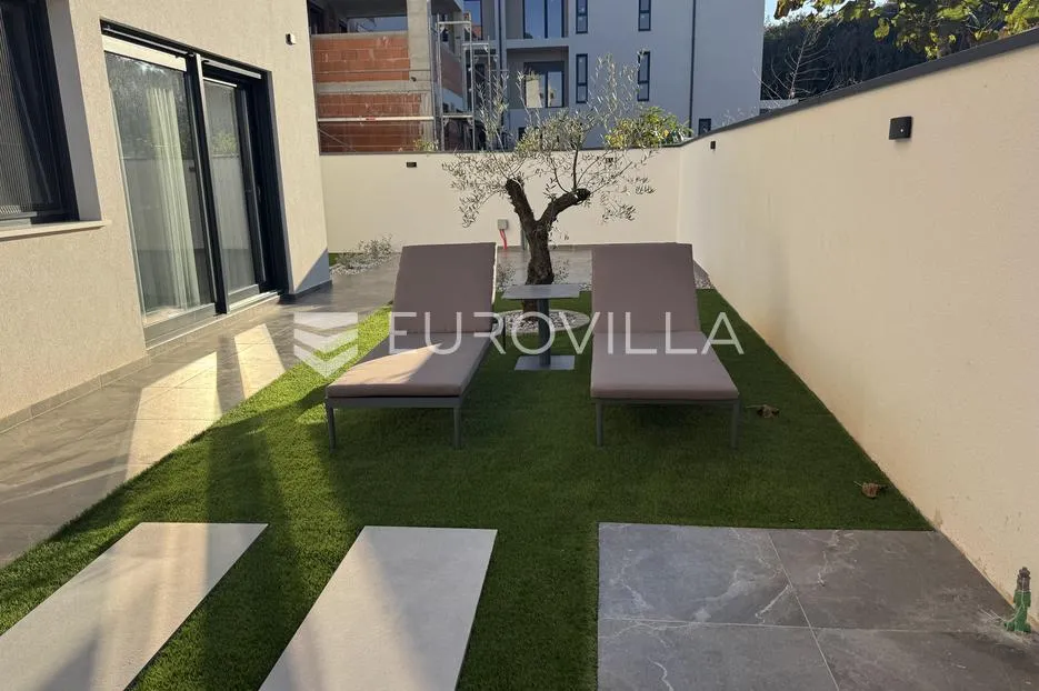 istra, rovinj, luksuzan namješten trosoban stan 130m2 u prizemlju s vrtom i bazenom - slika 14