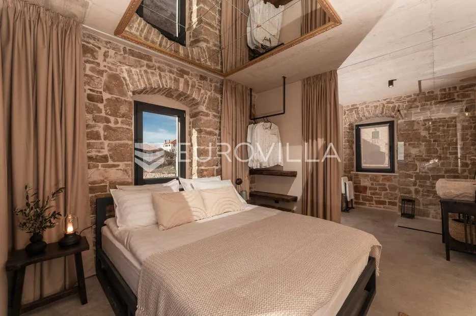 brač, pučišća, unikatna kamena vila - slika 7