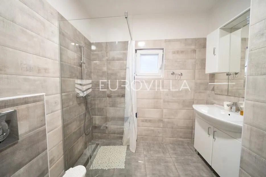 tisno, atraktivna višestambena nekretnina s tri funkcionalna stana i vrtom, površine 165,19 m² - slika 6