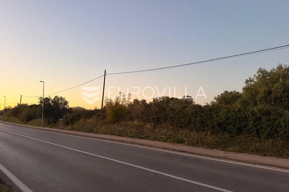 zadar, sukošan, građevinsko zemljište uz magistralu, 1.014 m² – idealno za vilu, apartmane.. - slika 4