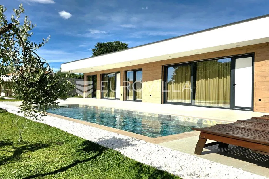 Istra, Labin, moderna samostojeća villa s dva stana i bazenom, 176.15 m²