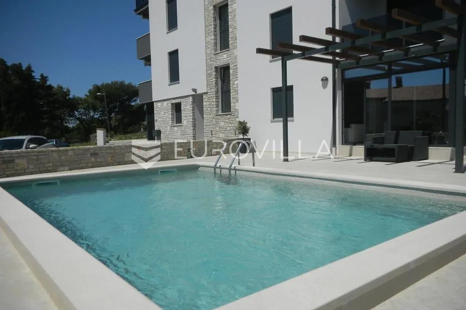 Istra, Medulin, elegantan stan 91 m² s vlastitim vrtom i bazenom