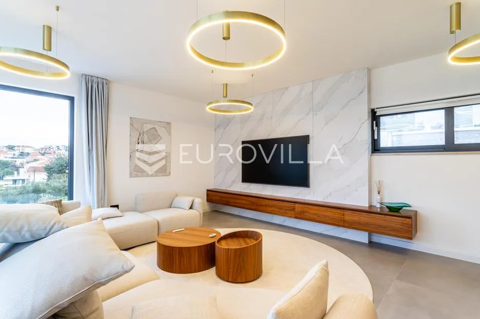 okrug gornji, moderno uređena vila blizu plaže - slika 24