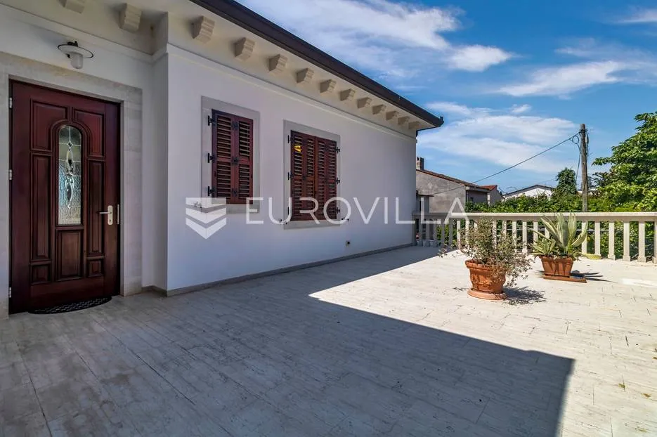 istra, umag - unikatna villa nkp 400 m2 na svega 30 m od mora - slika 8