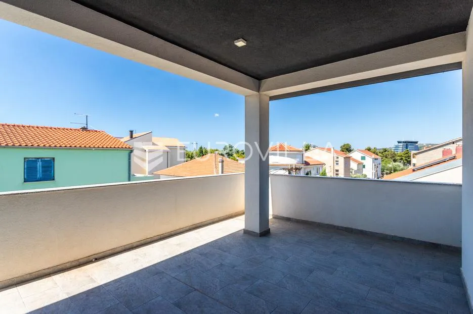 vodice, prostran penthouse s krovnom terasom, 168,79 m² - slika 11