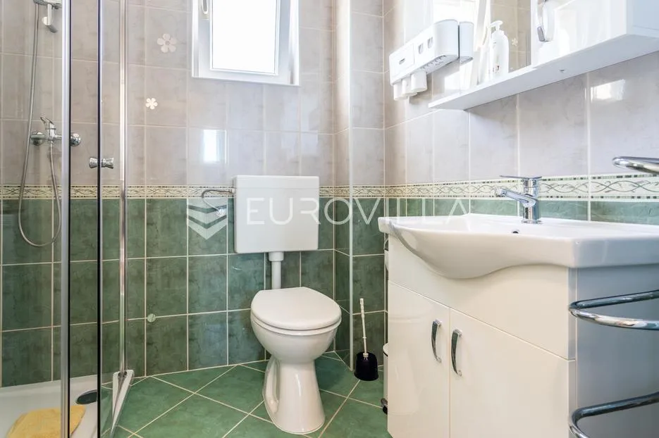 vodice, prekrasna kuća sa apartmanima i bazenom - slika 11