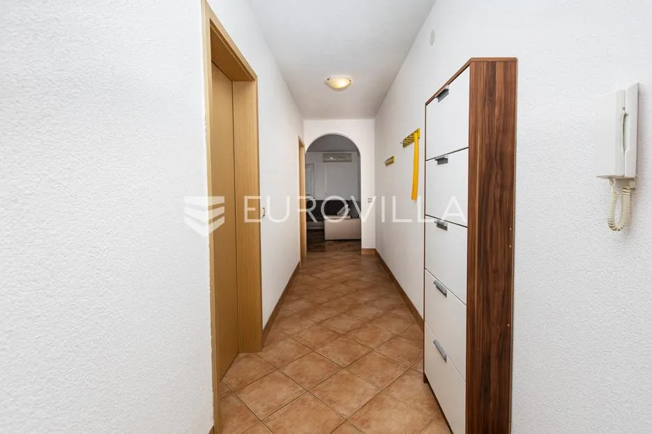 krk, malinska, komforan trosoban stan 80 m², 400 m od mora - slika 15