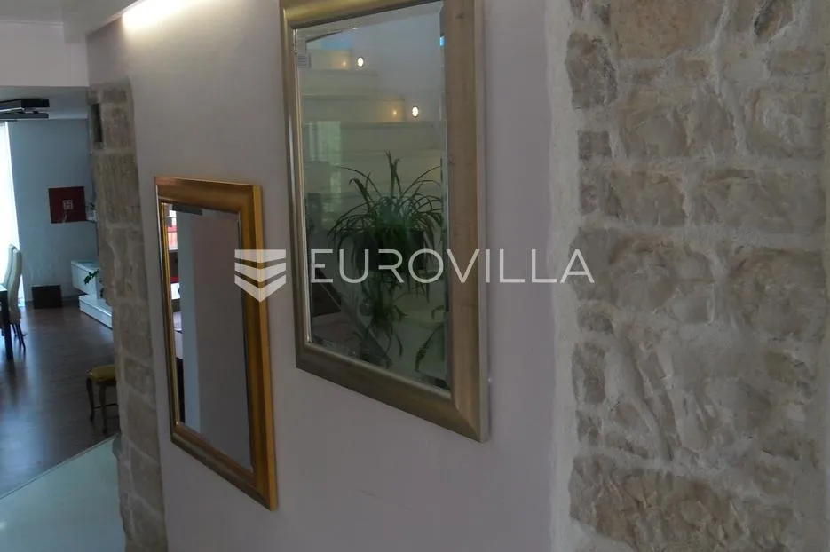 istra, buje, stambeno poslovna kuća 750m2 u centru grada - slika 3