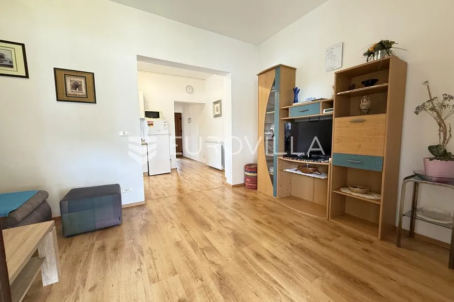 pula, veli vrh - prostrana kuća s pet stambenih jedinica, bazen 22 m2, garaža - mirna lokacija - slika 11