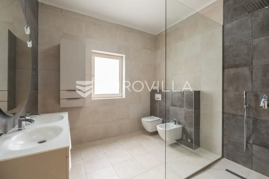 istra, pula, potpuno renovirana austrougarska villa u srcu pule - slika 24