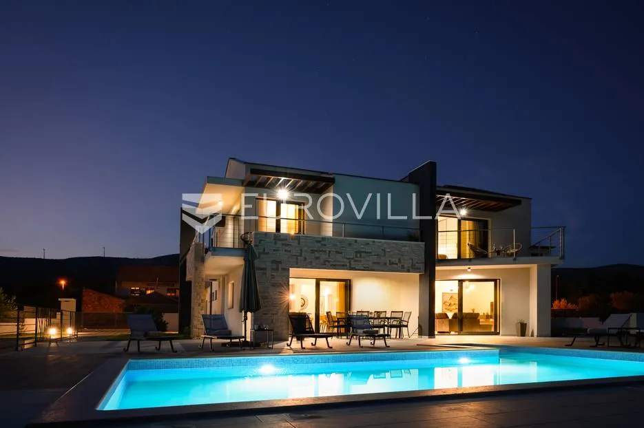 Šibenik, prekrasna villa s bazenom i košarkaškim igralištem - Dubrava Kod Šibenika