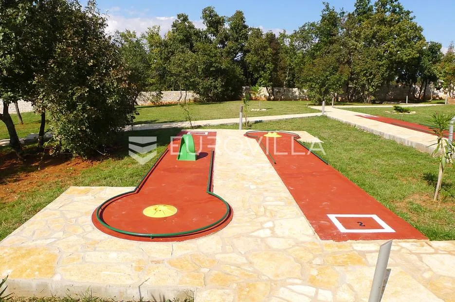 istra, svetvinčenat, 294 m² villa, bazen, jacuzzi te multifunkcionalno igralište na 2000 m² okućnice - slika 31