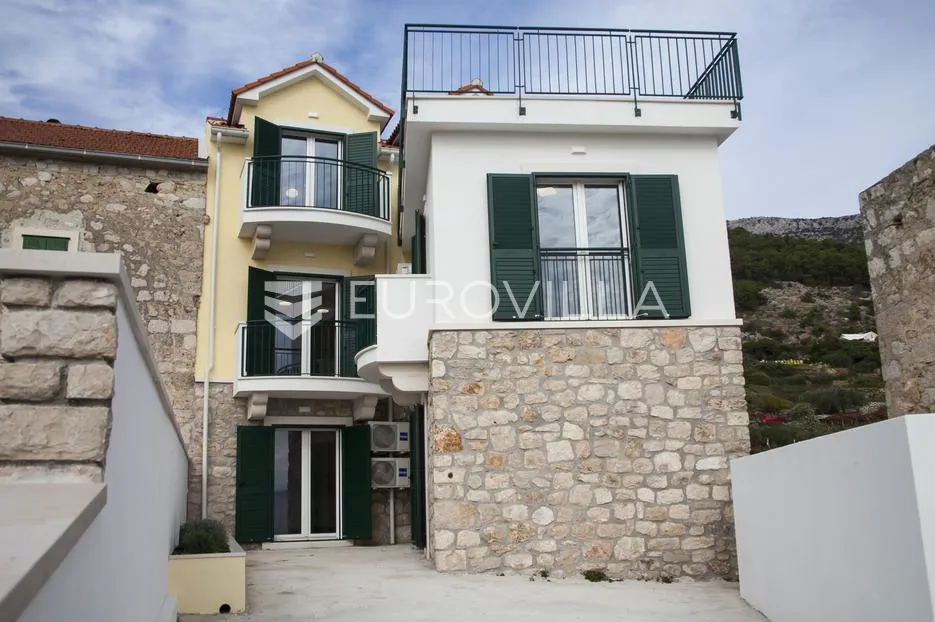 brač, bol, trosoban stan u manjoj zgradi s pogledom na more - slika 13