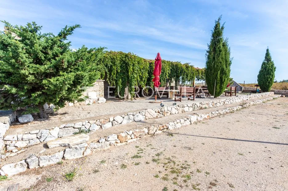 hvar, veliko lijepo imanje s tri kuće na parceli od 32500 m2 - slika 12