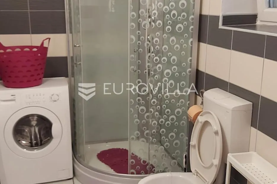 krk, omišalj,samostojeća kuća s 4 stana, vrtom, dvorištem i parkirnim mjestima - slika 26