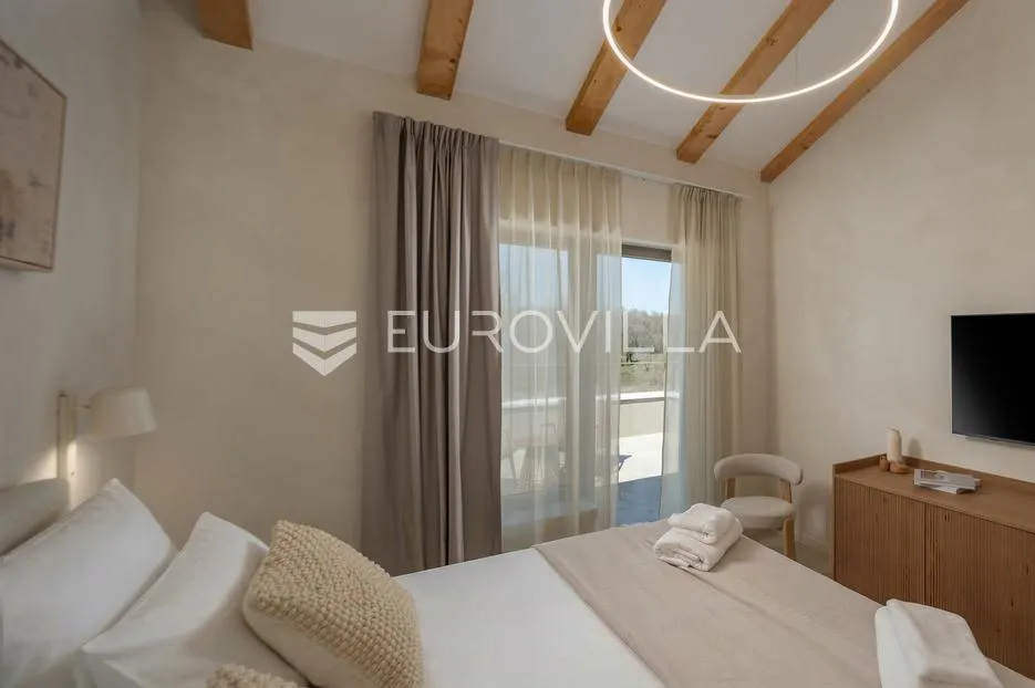 istra, labin, vrhunska moderna villa "e", grijani bazen 48 m², 2642 m² uređene okućnice - slika 29