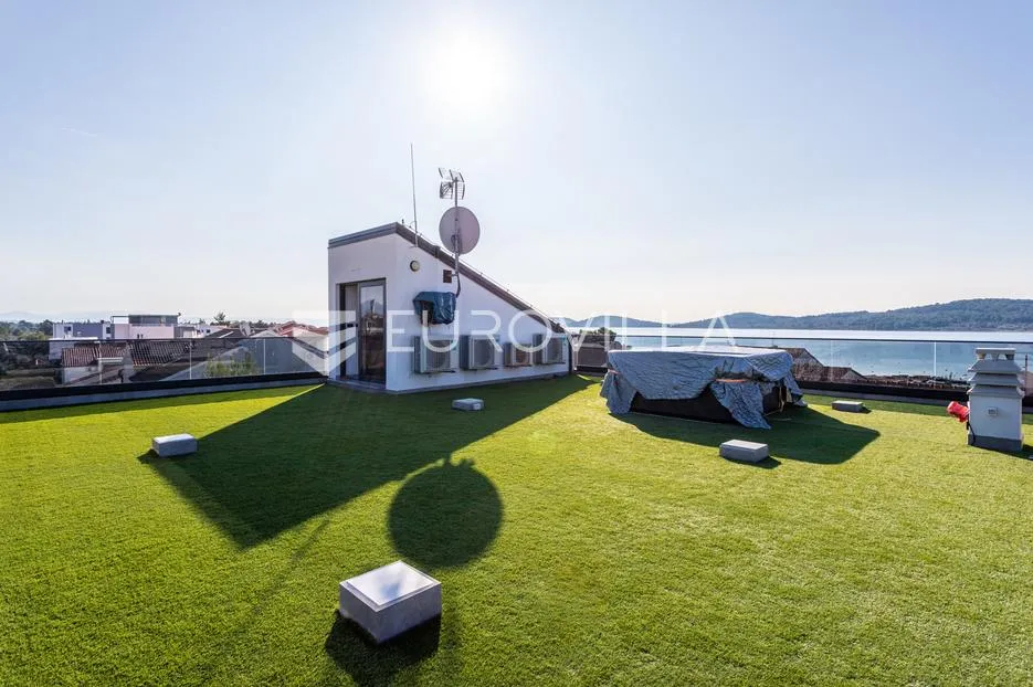 vodice, srima prekrasan penthouse, 50 metara od mora - slika 18