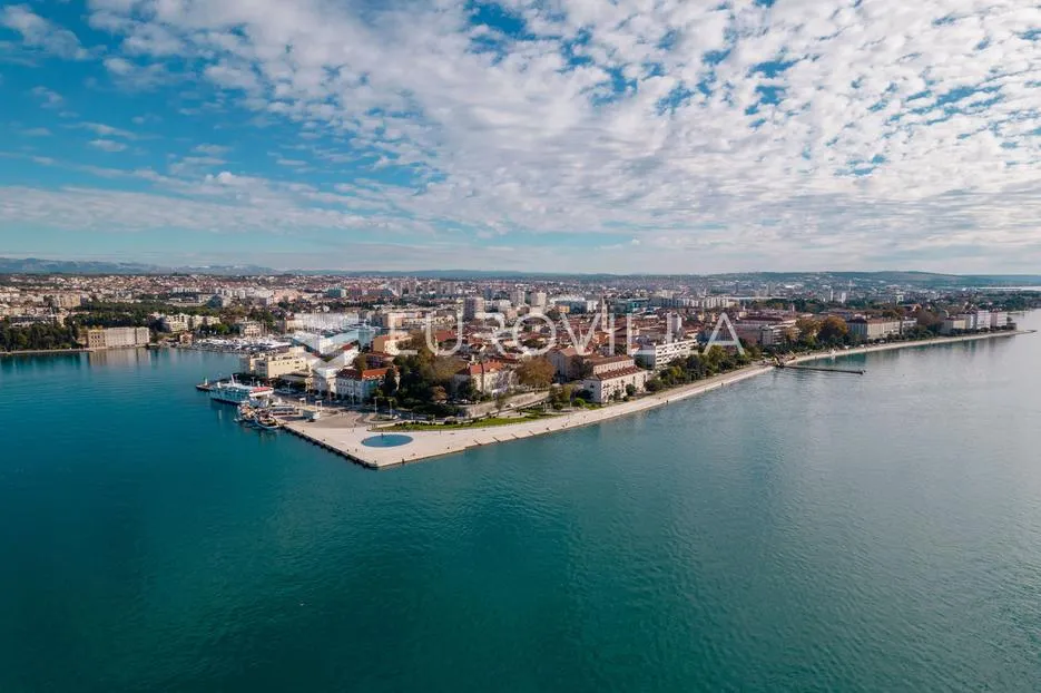 zadar, prvi red uz more — luksuzna dizajnerska vila s rooftop terasom - slika 5