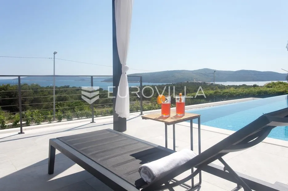 trogir, seget, luksuzna vila s bazenom i predivnim pogledom na šumu, more i otoke - slika 37