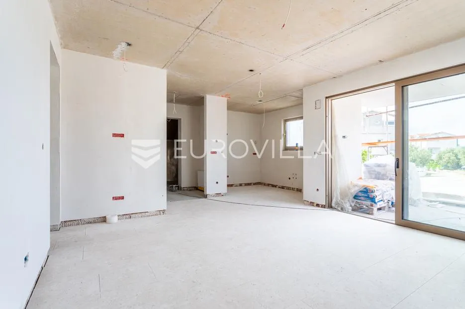 vodice, moderna novogradnja, stan s bazenom i privatnim vrtom, 300 m od mora, pr1 - slika 4