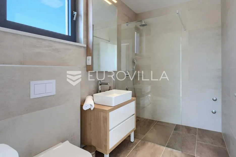 istra, brtonigla, moderna vila s bazenom i jacuzzijem - slika 51