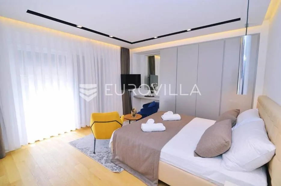 opatija, centar, moderno uređen trosoban stan nkp 85 m2 - slika 3