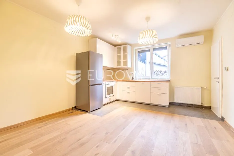 zagreb, zvonimirova, prostran trosoban stan/poslovni prostor površine 56 m² - slika 2
