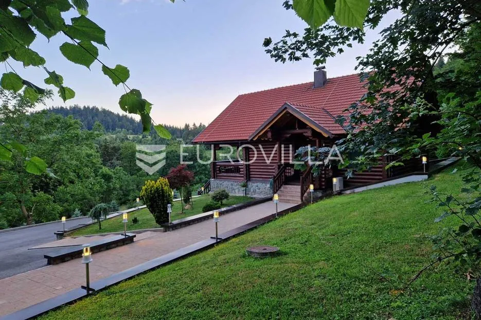 ravna gora, hleveci, šarmantna drvena vila s velikom okućnicom - slika 2