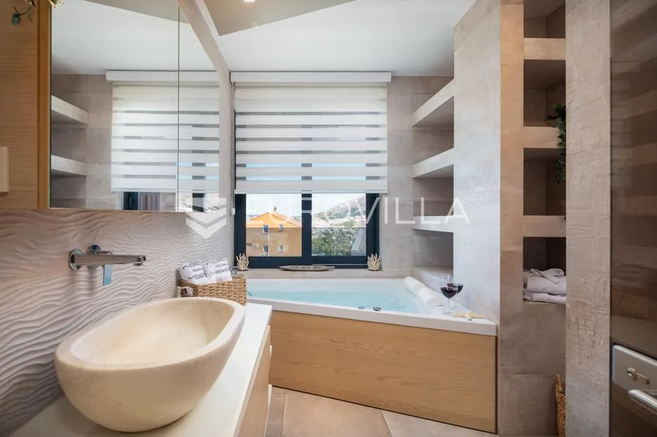 pag prekrasna villa sa pogledom na more 350 m² na 200 metara od mora - slika 24
