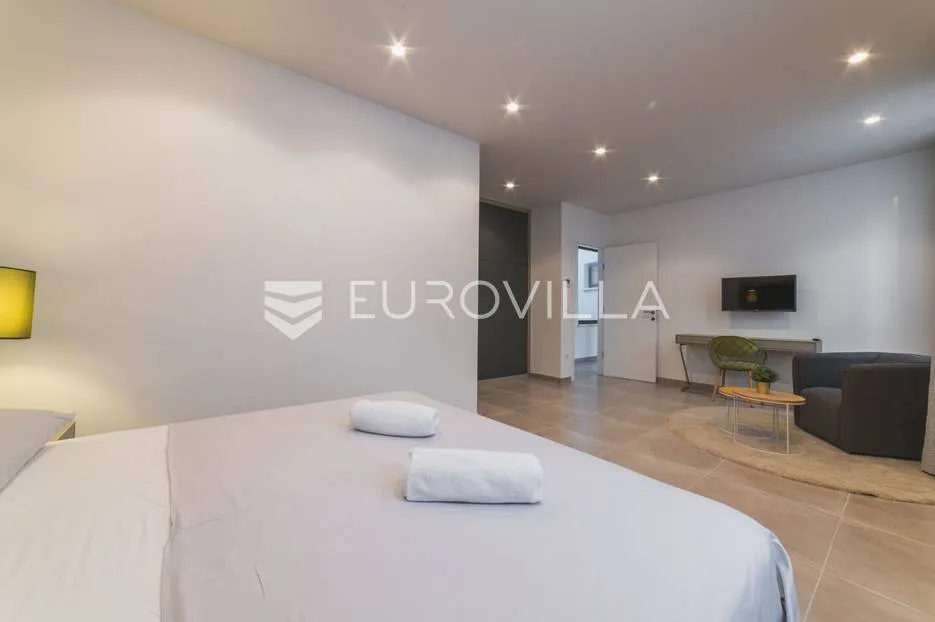 trogir, luksuzna vila s bazenom, nkp 368 m2 - slika 33