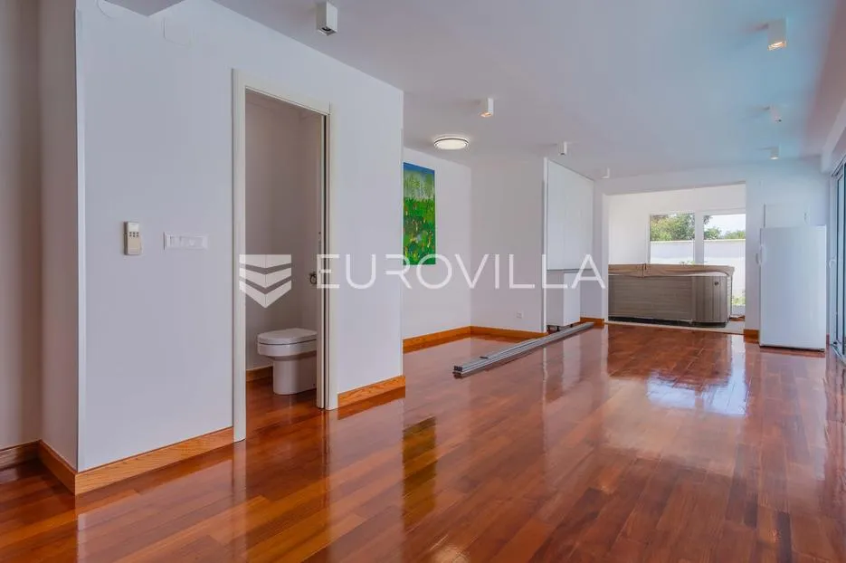 istra, poreč, unikatna dizajnerska vila s dodatnim apartmanom, wellnessom i grijanim bazenom - slika 14