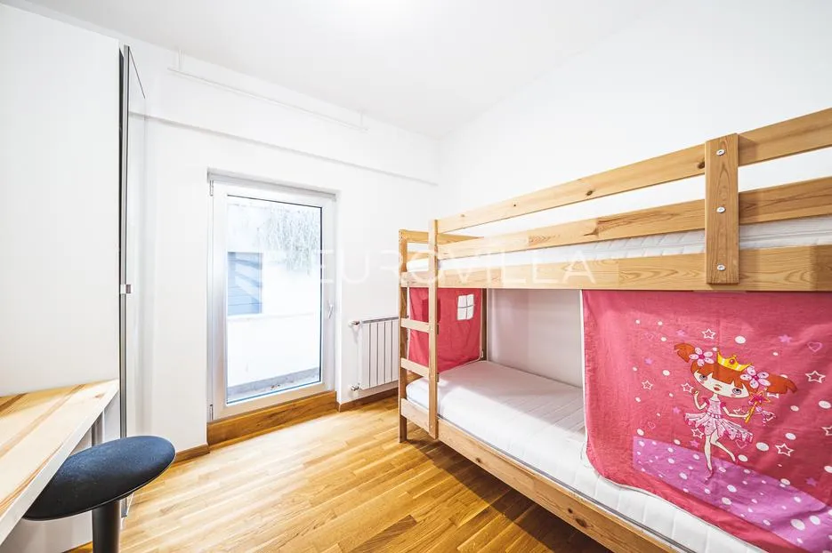 zagreb, jelenovac, prostoran četverosoban stan s balkonom i dvije garaže, 202 m² - slika 16