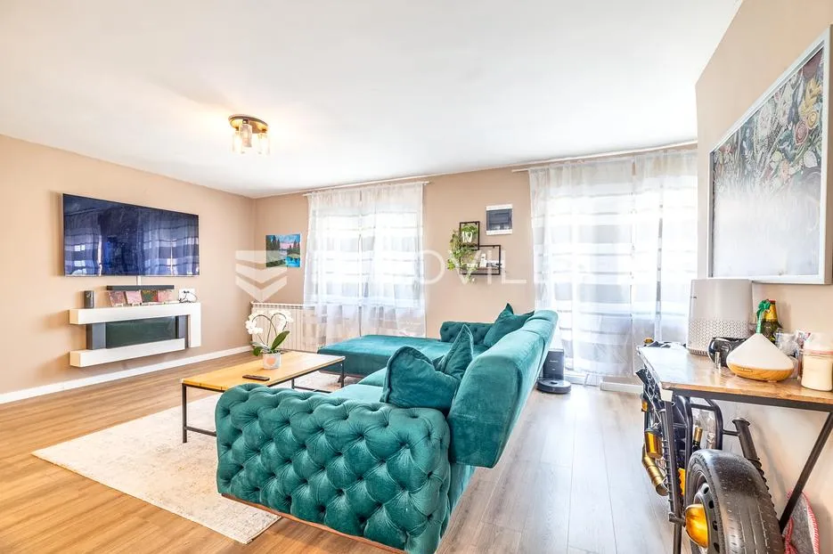zagreb, dubec, novouređena kuća s dva stana i garažom, 190 m² - slika 1