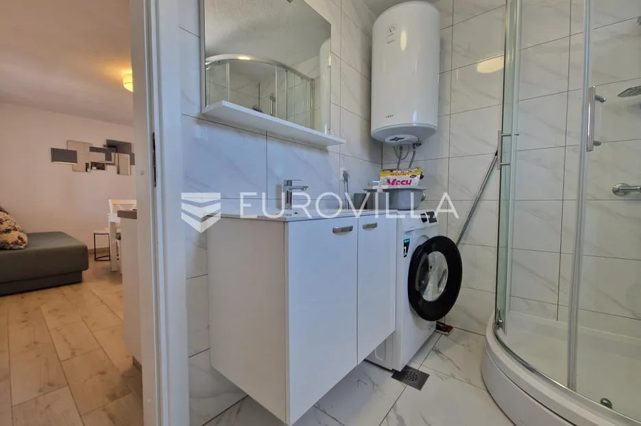 vir, simpatičan trosoban apartman svega 80 m od plaže s prostranom terasom - slika 22